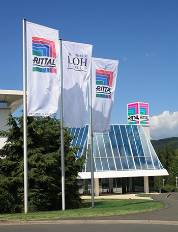 Flaggen von Rittal und Solarmodul